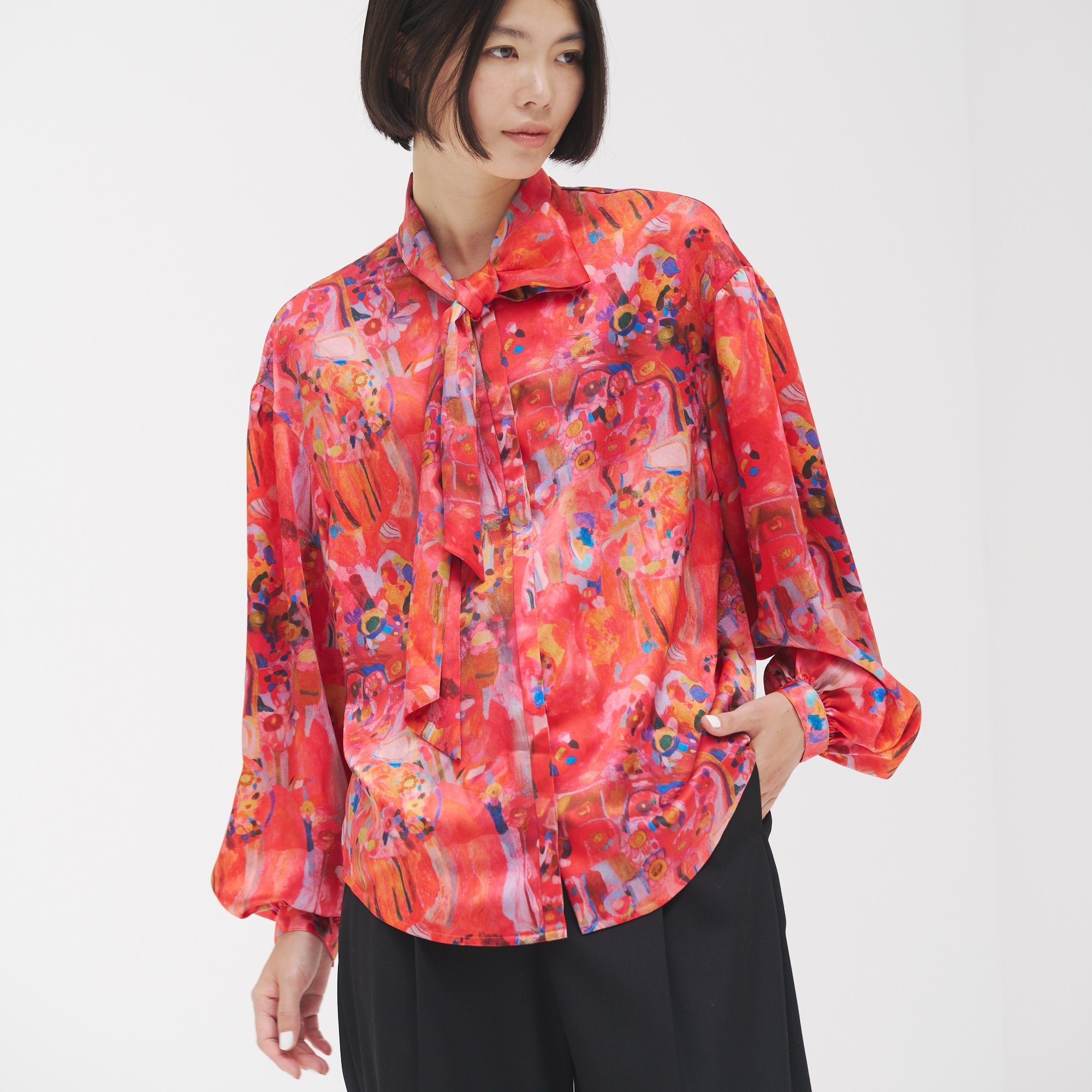 ¥【予約商品|9月下旬お届け】サテンボウタイブラウス「りんごのブーケ」Yuh Mitani