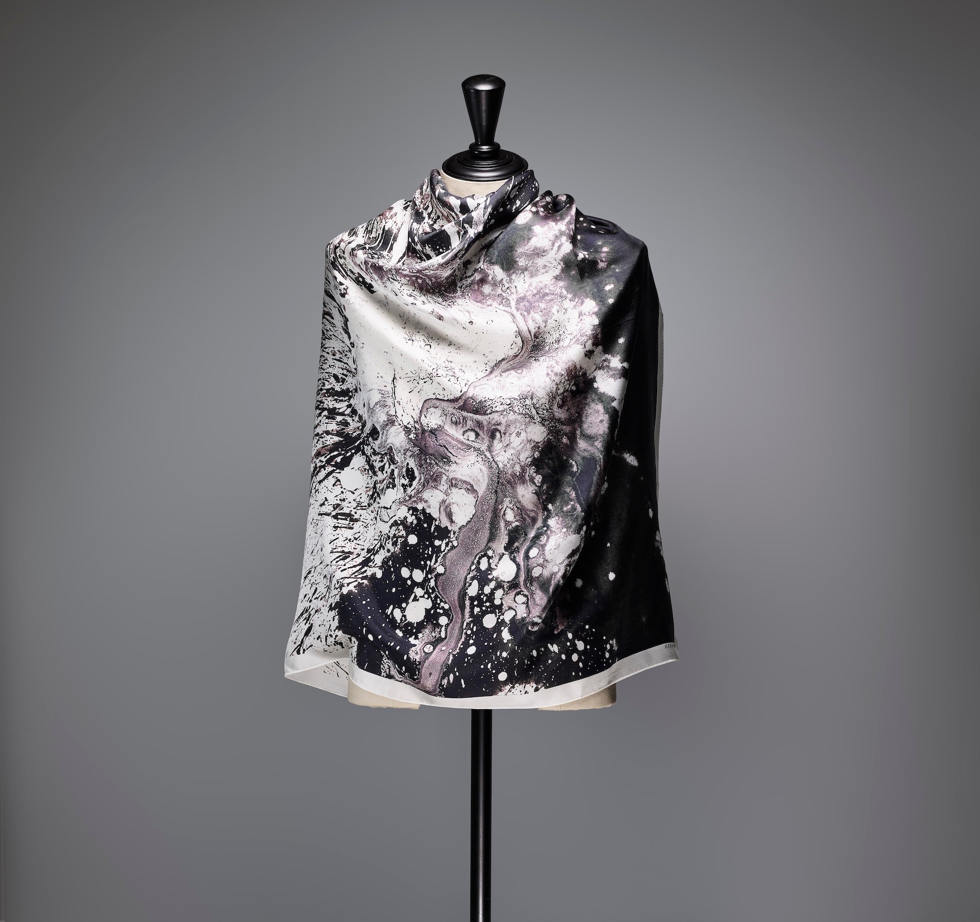 シルクスカーフ「タイトル不明」 – HERALBONY