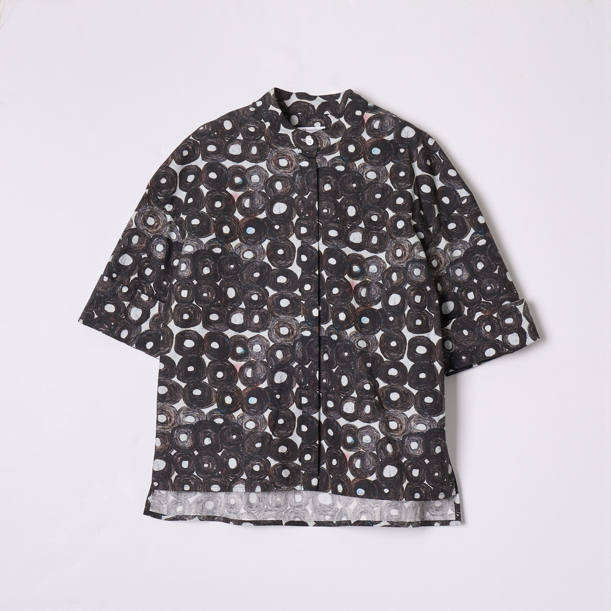 ノーカラーシャツ「（無題）（丸）」 – HERALBONY
