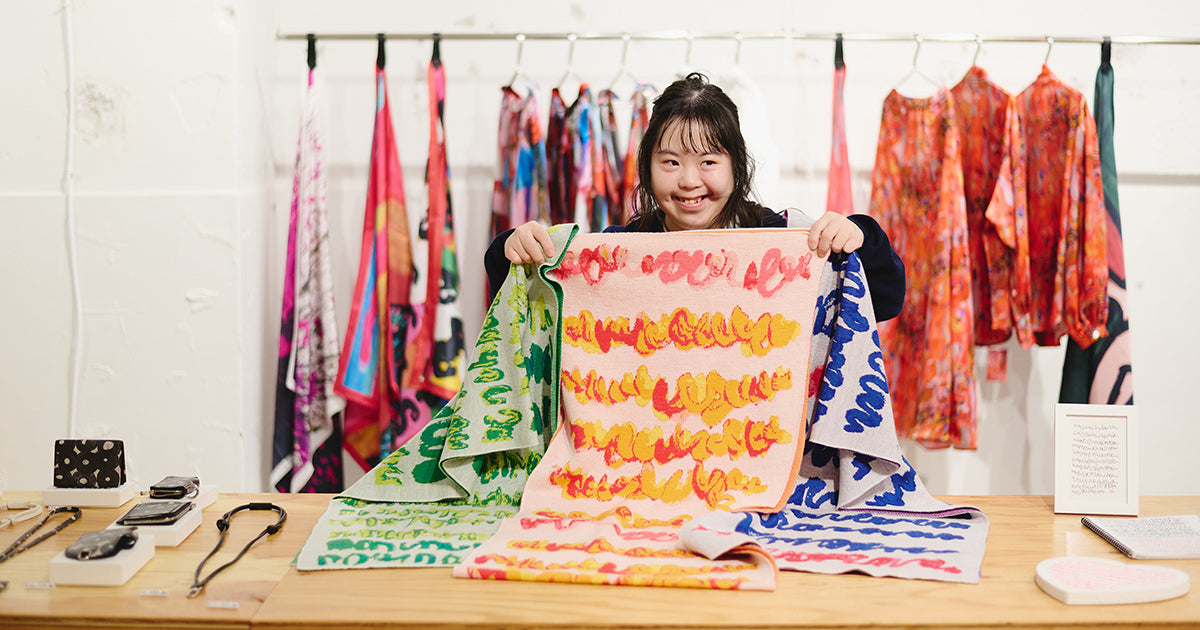 marina's scarves collection 2025 流れる筆跡を、冬の装いに