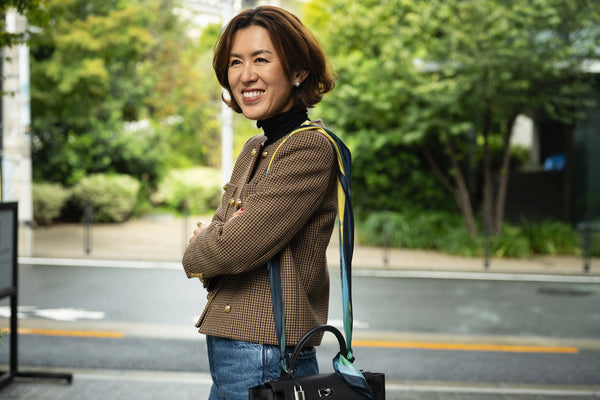 《スタイリスト大草直子流》HERALBONYのアートスカーフで魅せる秋の2スタイル - HERALBONY