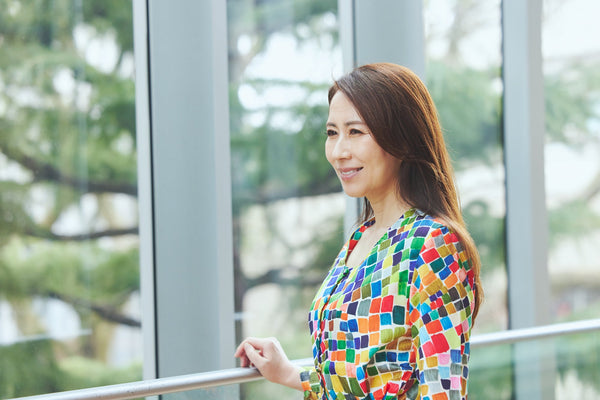地味な服ばかり着ていた私が、ヘラルボニーのワンピースを着る理由【堀井美香インタビュー】 - HERALBONY