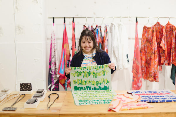 《作家marinaが銀座へ》流れる筆跡を、冬の装いに。 - HERALBONY