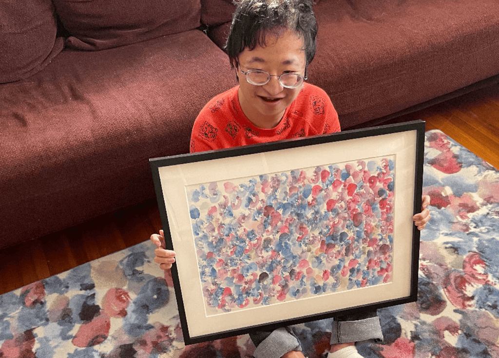 自分の作品がマットになった！異彩作家SATOの“喜びの筆”が躍動する