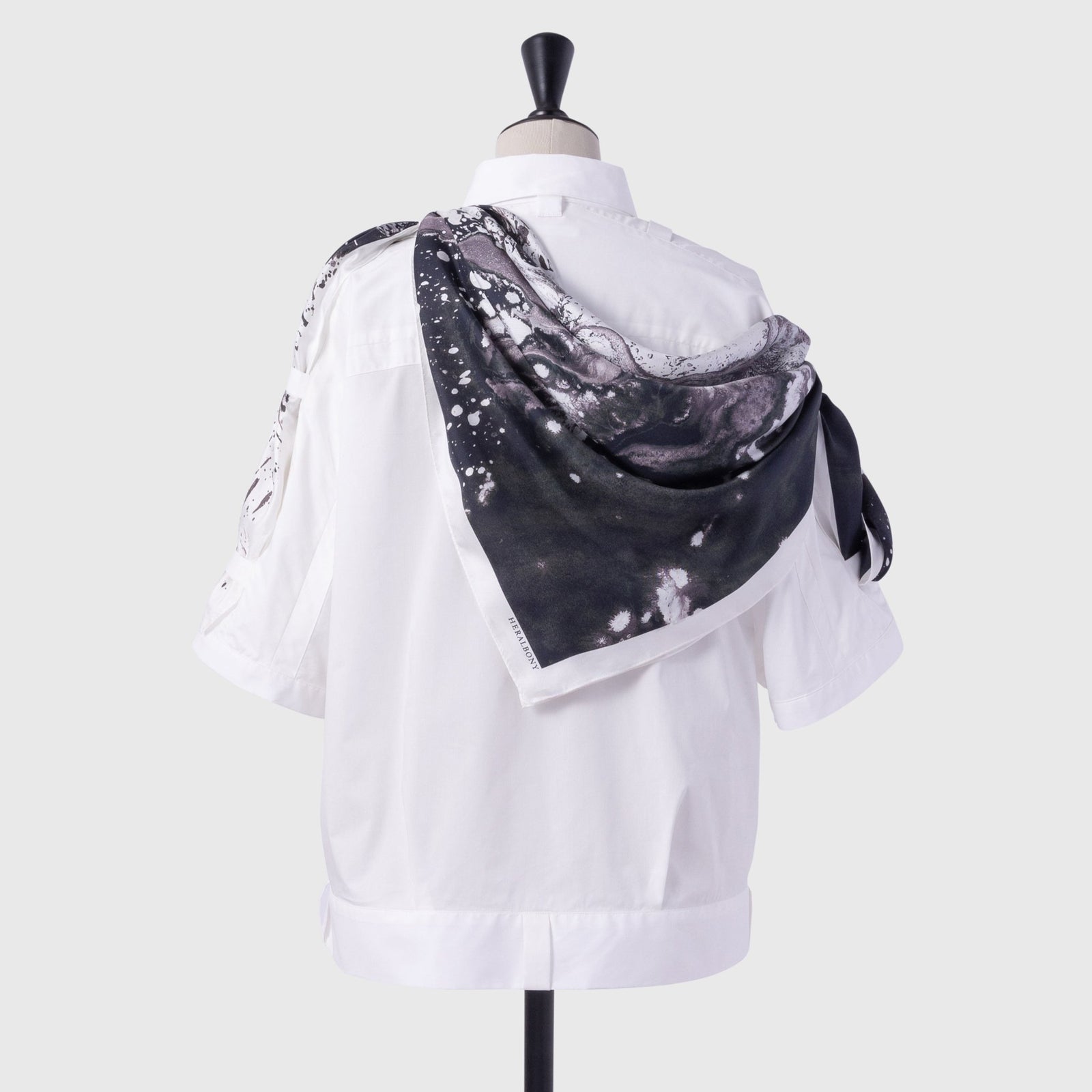 予約商品｜12月上旬お届け】シルクスカーフ「タイトル不明」 – HERALBONY