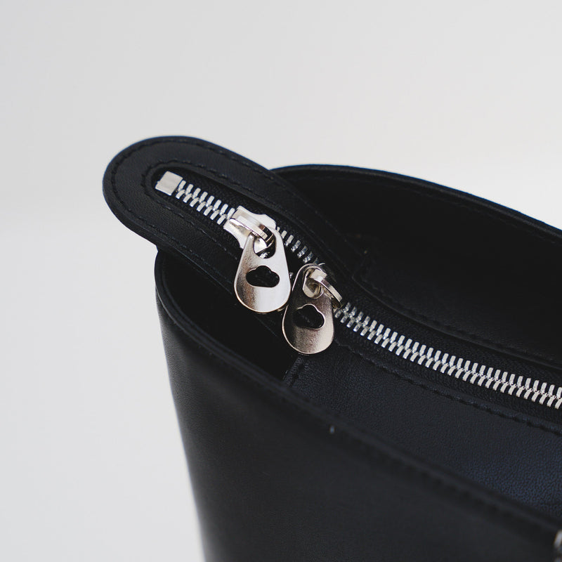 ￥【予約商品｜12月中旬お届け】レザートートバッグ「（無題）（丸）」Sanae Sasaki