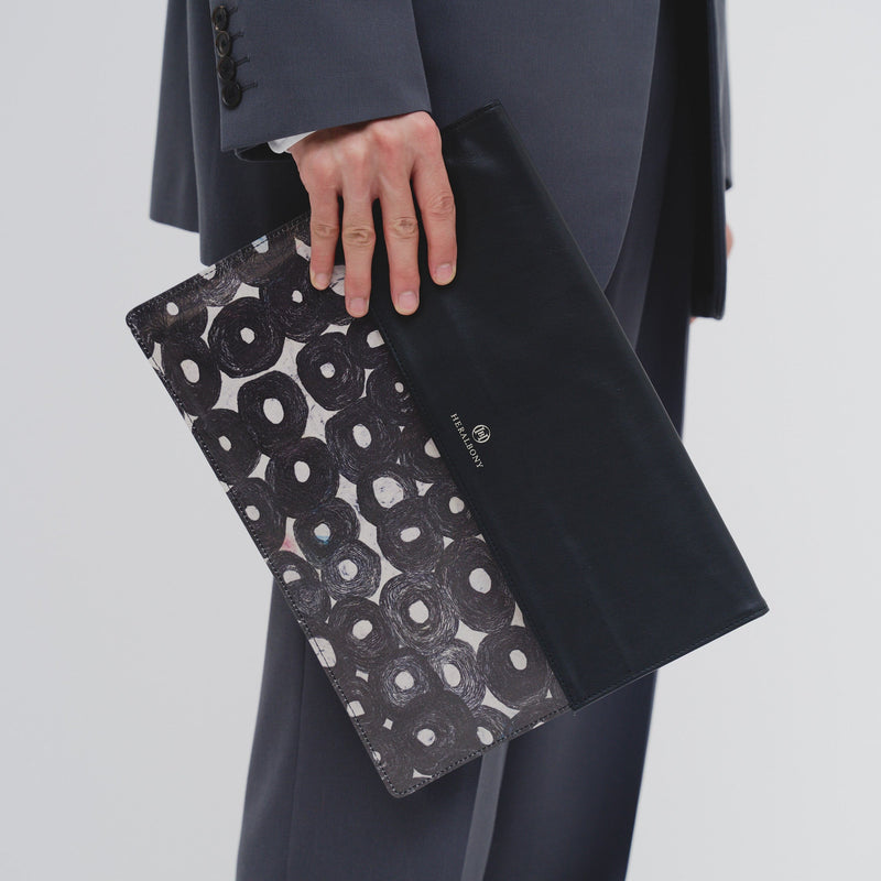 ￥【予約商品｜12月中旬お届け】レザーPCケース「（無題）（丸）」Sanae Sasaki