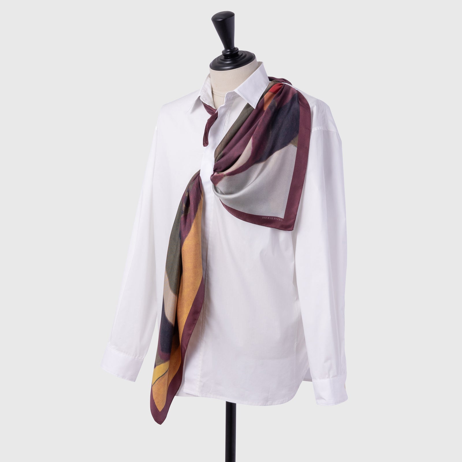 シルクスカーフ「昼寝」 – HERALBONY