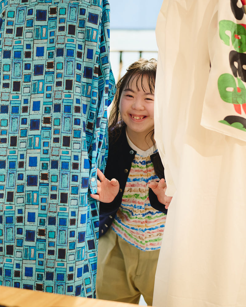 marina's scarves collection 2025 流れる筆跡を、冬の装いに