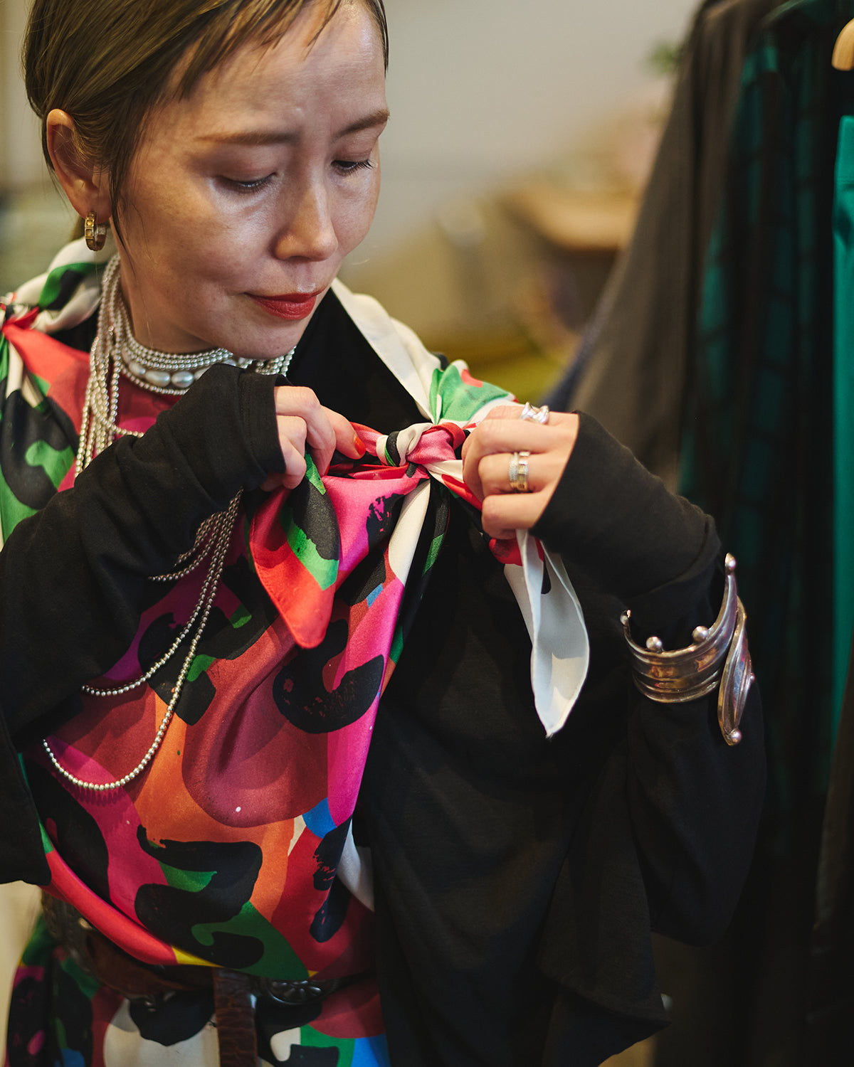 The Double Scarf Study 重ねる、広がる。スカーフの表現。 – HERALBONY