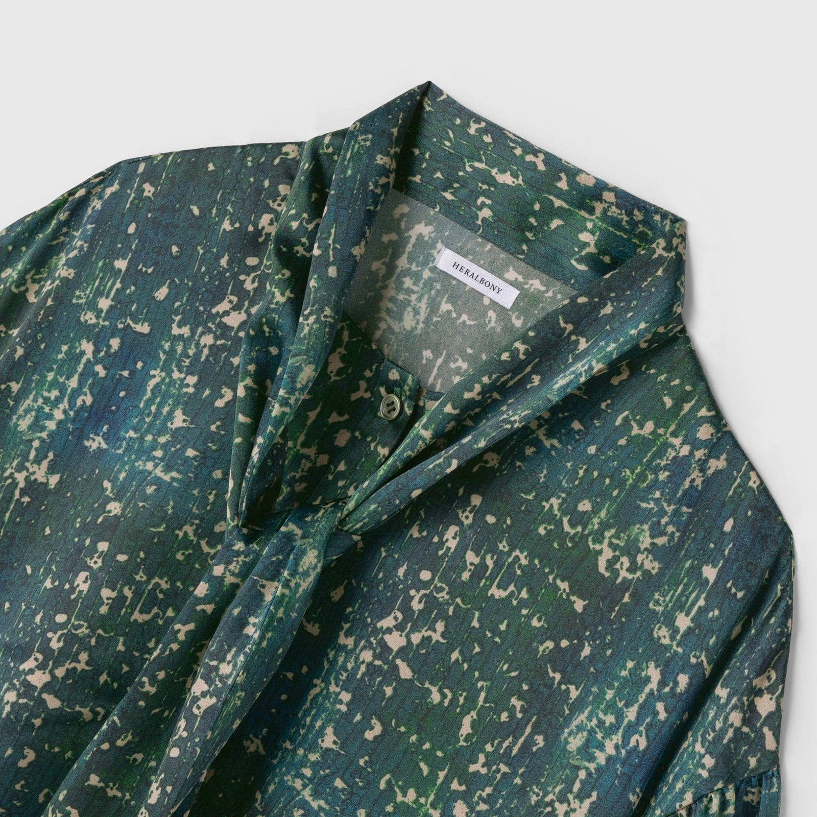 HERALBONY サテンシャツブラウス「こもれび」ヘラルボニー サテンシャツブラウス「こもれび」 – HERALBONY