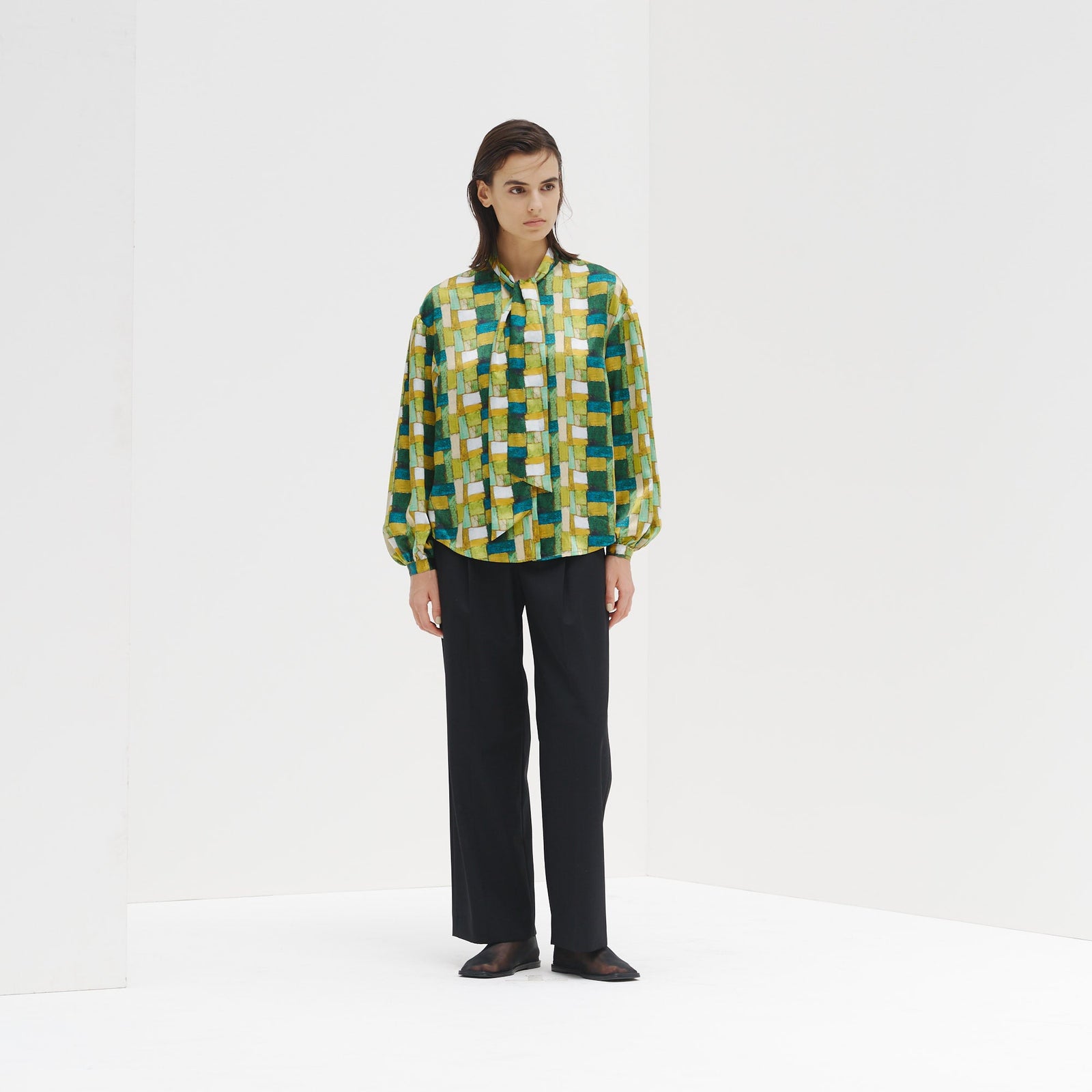 サテンボウタイブラウス「緑の風景」 – HERALBONY