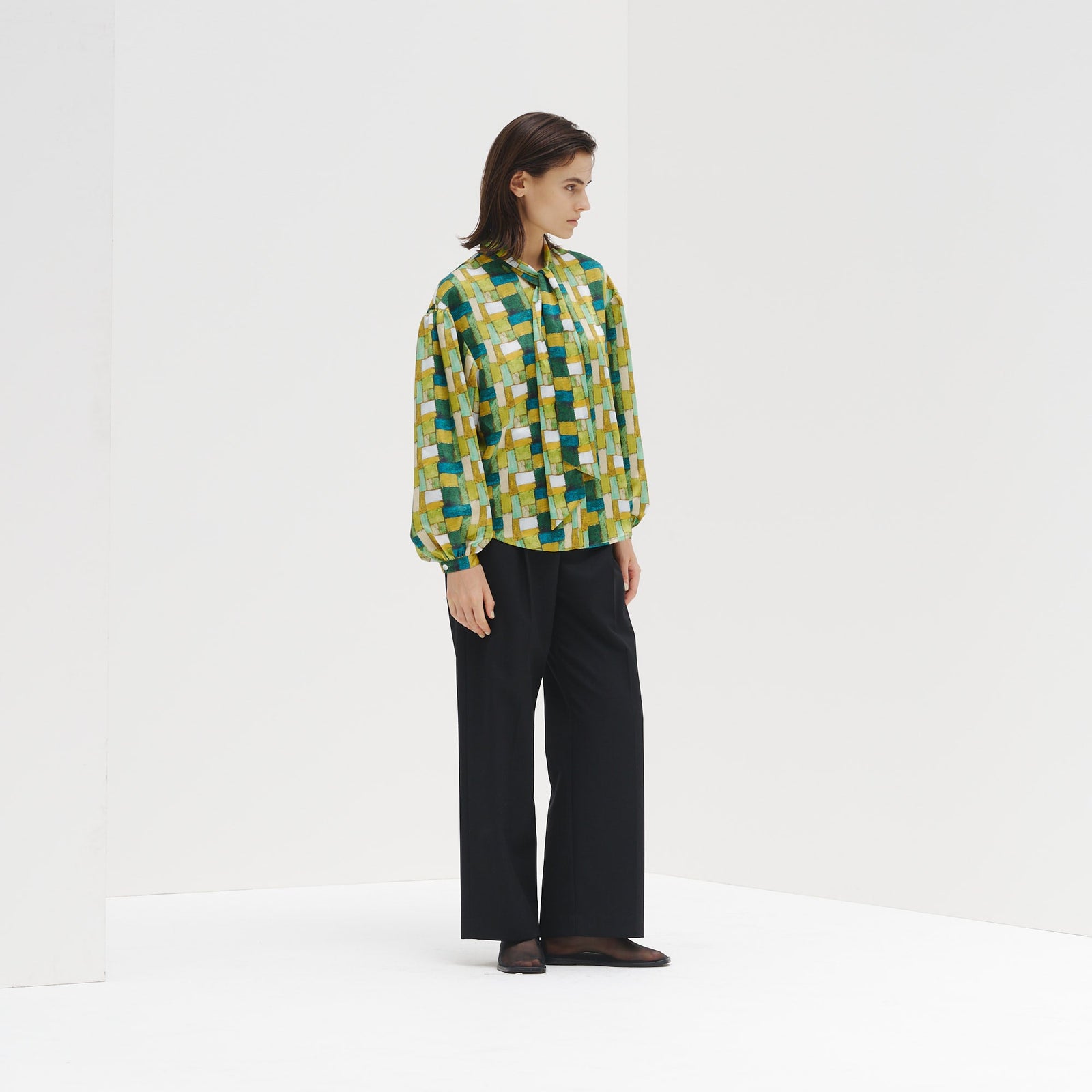 サテンボウタイブラウス「緑の風景」 – HERALBONY