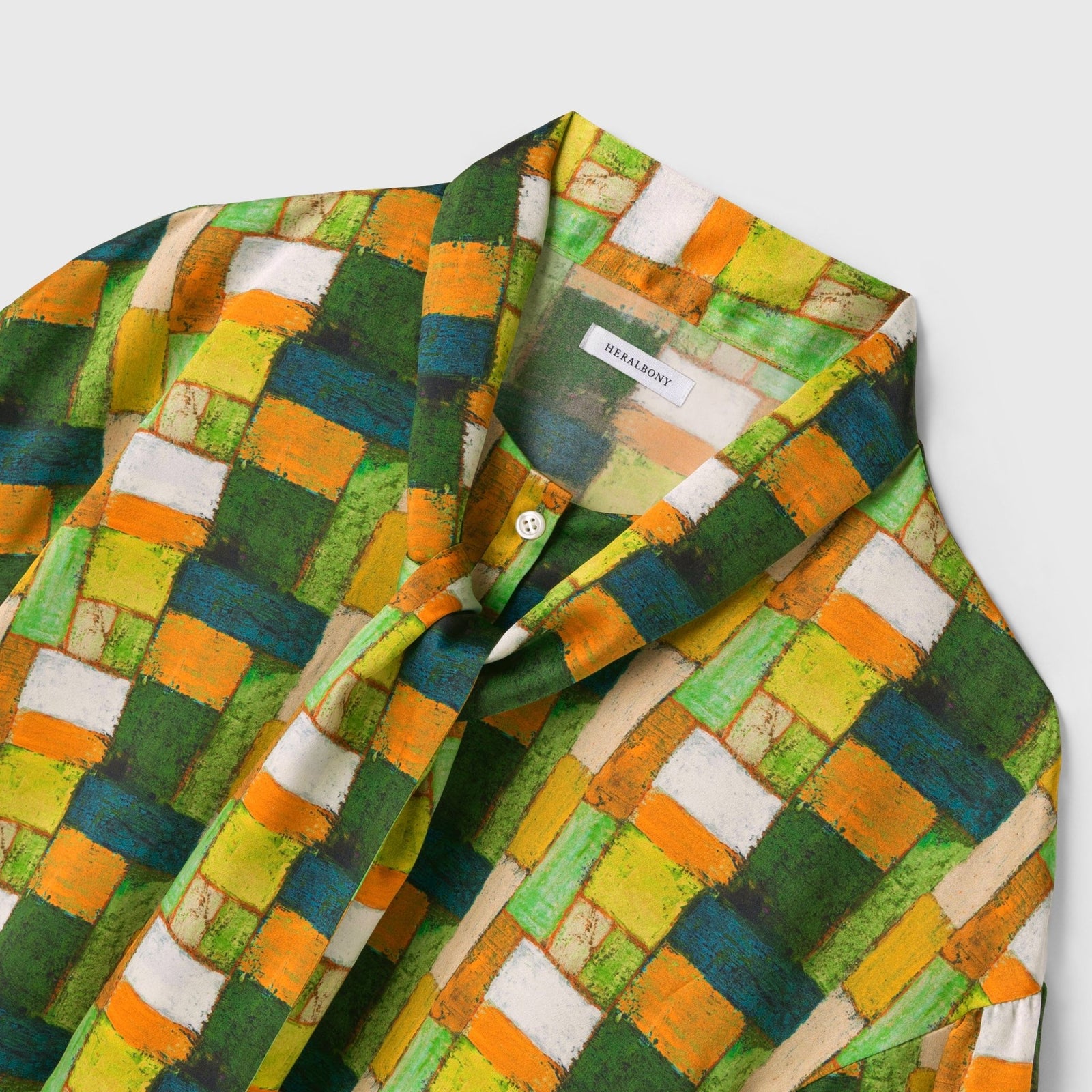 美品HERALBONY ヘラルボニーサテンボウタイブラウス「緑の風景」 サテンボウタイブラウス「緑の風景」 – HERALBONY