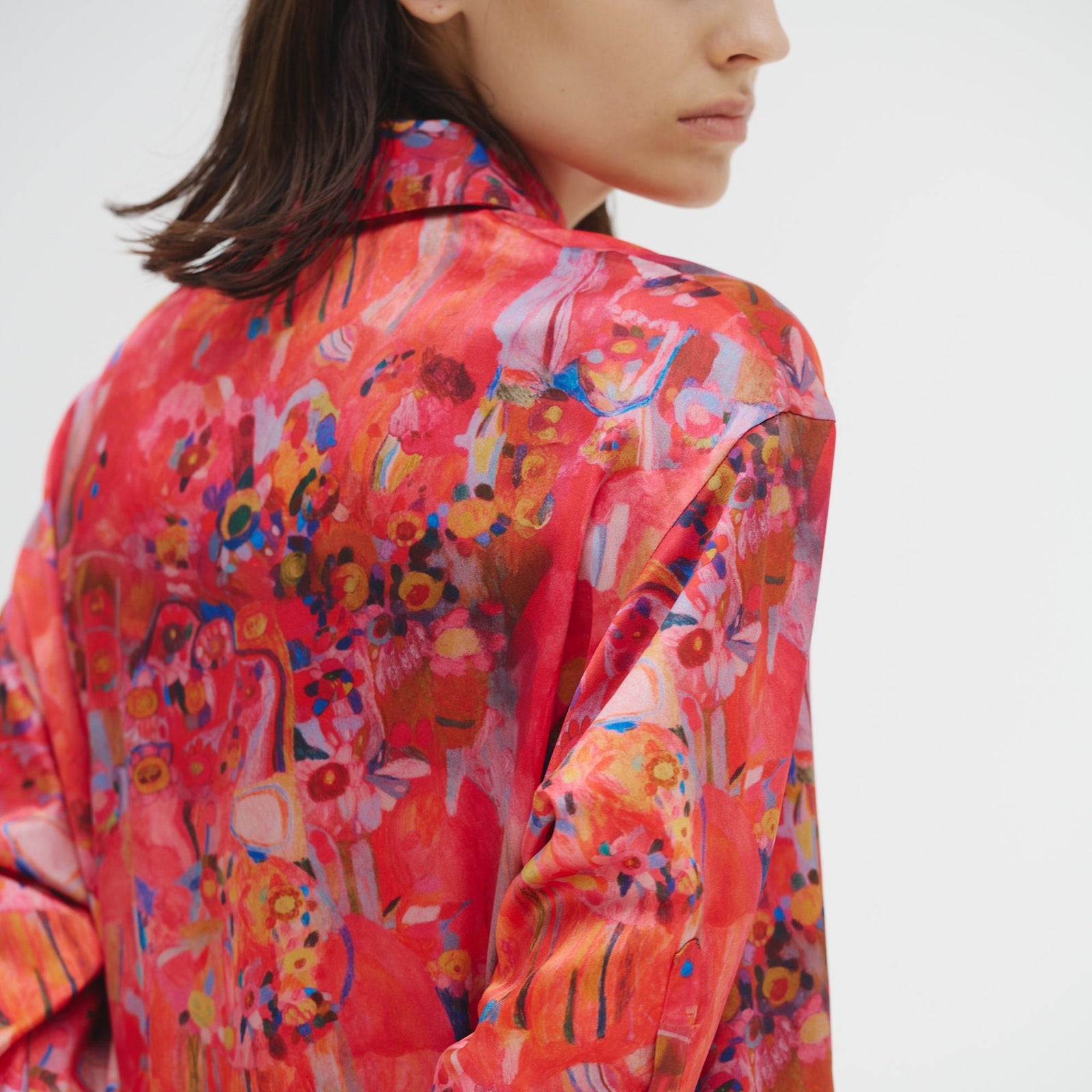 HERALBONY サテンシャツブラウス「りんごのブーケ」ヘラルボニー サテンシャツブラウス「りんごのブーケ」 – HERALBONY