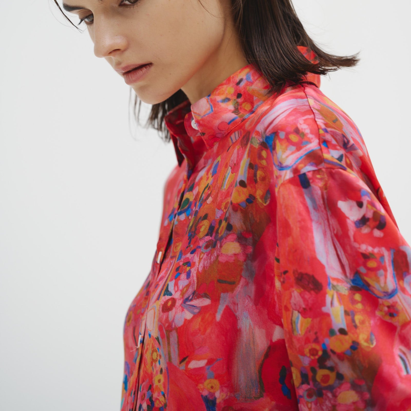 HERALBONY サテンシャツブラウス「りんごのブーケ」ヘラルボニー サテンシャツブラウス「りんごのブーケ」 – HERALBONY