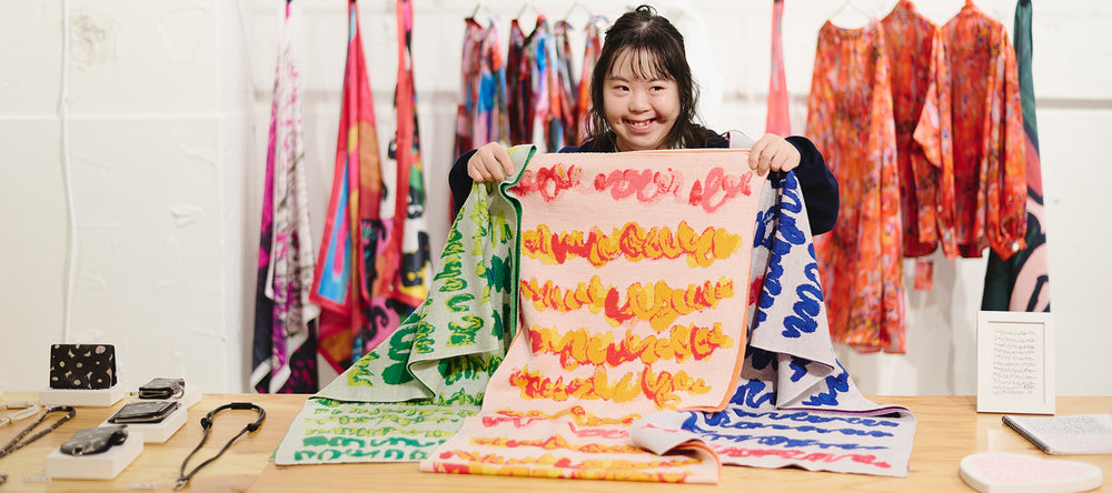 ヘラルボニー　マフラー marina's scarves collection 2025 流れる筆跡を、冬の装いに