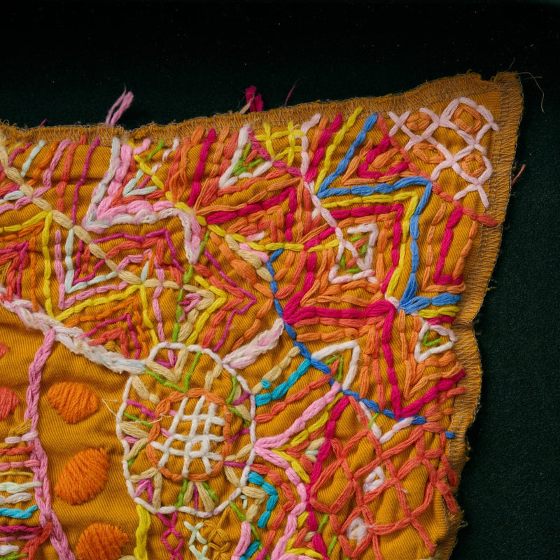 オレンジの刺繍」立体作品 – HERALBONY