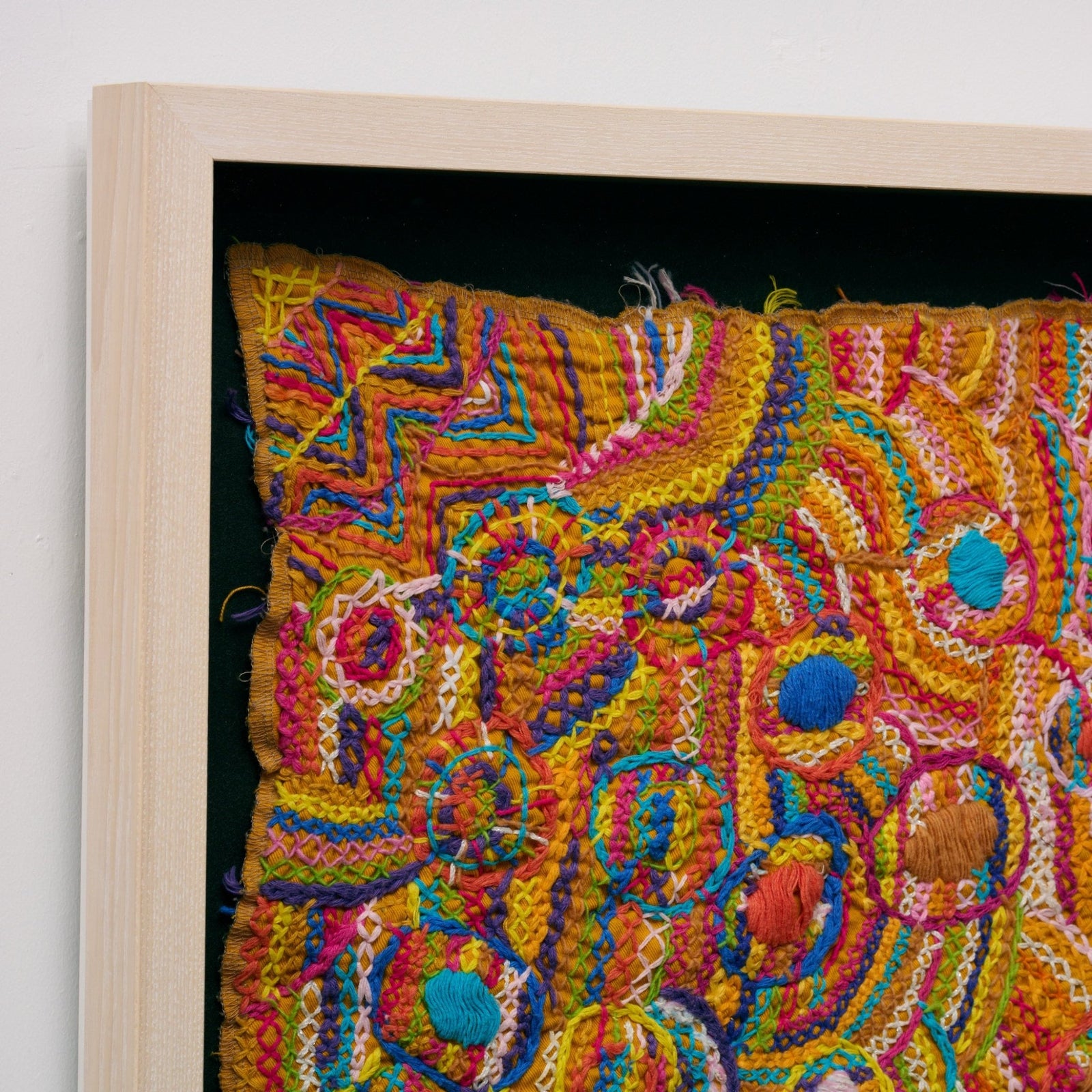 送料無料　優品刺繍額　39×34×4ｃｍ　時代物② オレンジの刺繍」立体作品 – HERALBONY