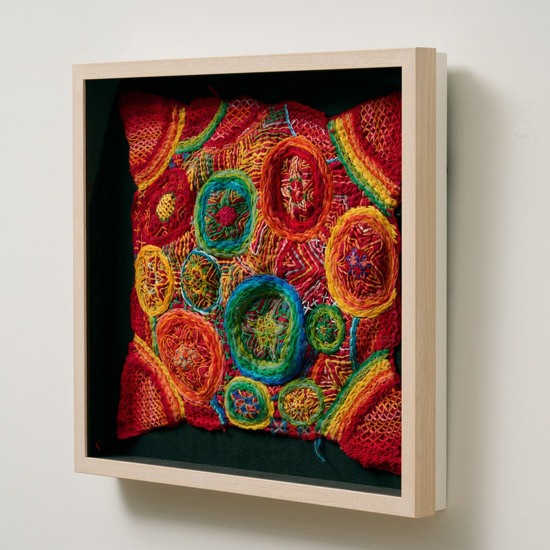 赤の刺繍」立体作品 – HERALBONY