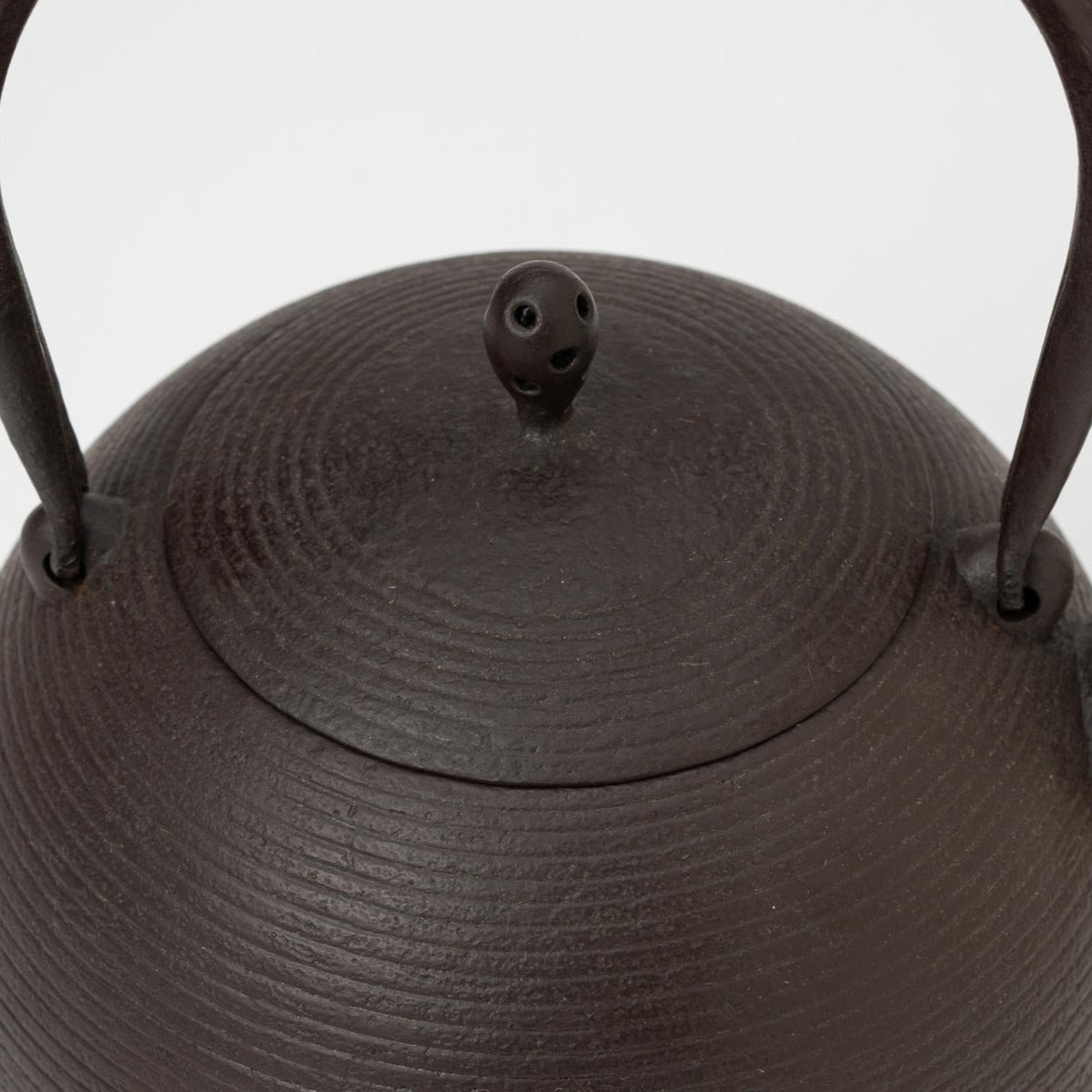 未使用品　南部藩御用鋳物師　１６代鈴木盛久(成郎)作　霰算玉形１４型　南部鉄瓶 予約商品】鬼霰紋算玉形鉄瓶 – 鈴木盛久工房