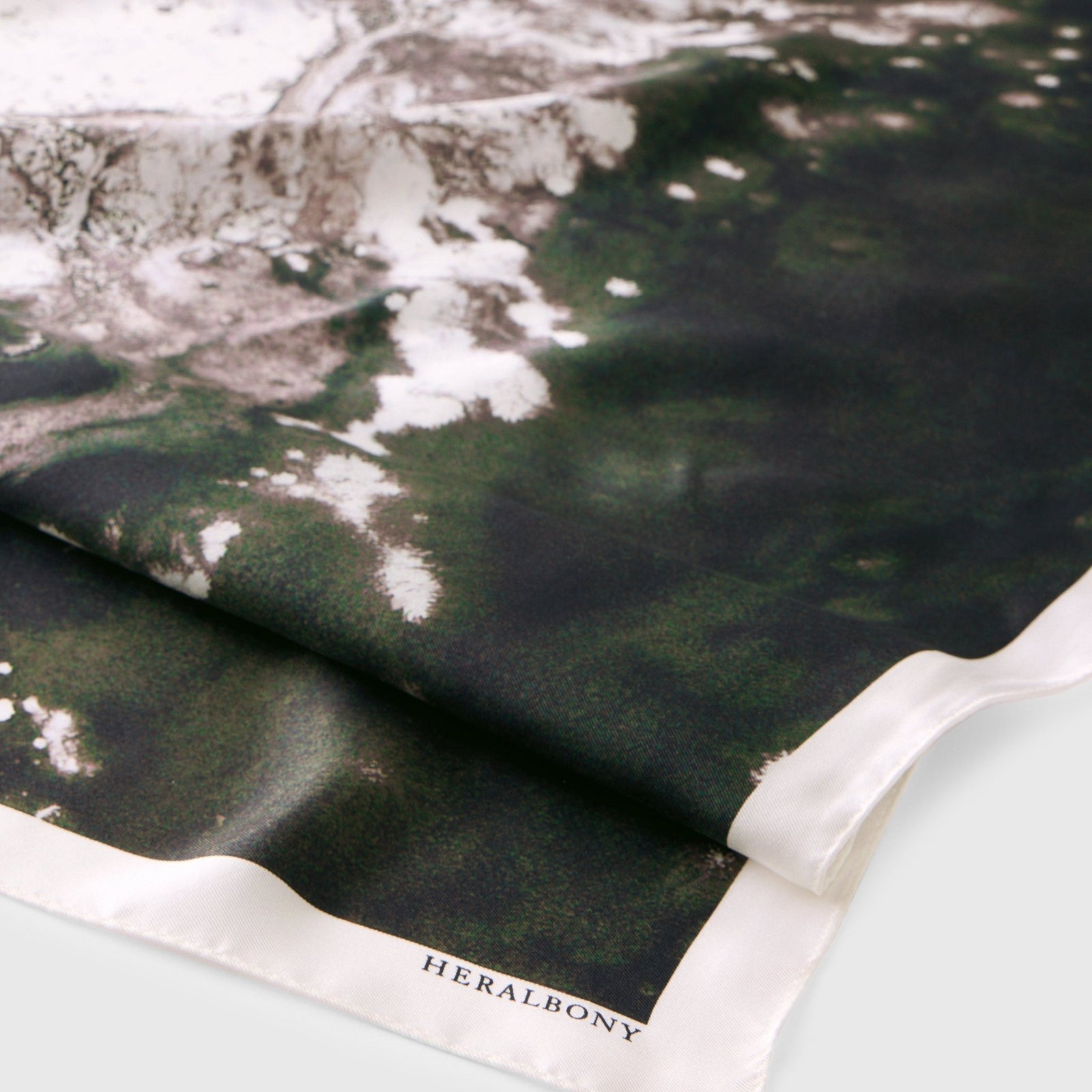 予約商品｜12月上旬お届け】シルクスカーフ「タイトル不明」 – HERALBONY