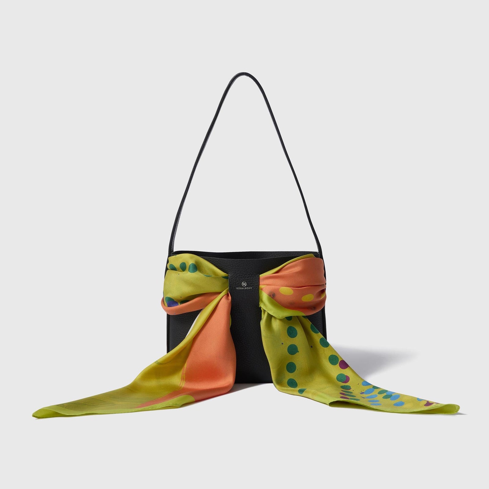 シルクスカーフ「タイトル不明」 – HERALBONY