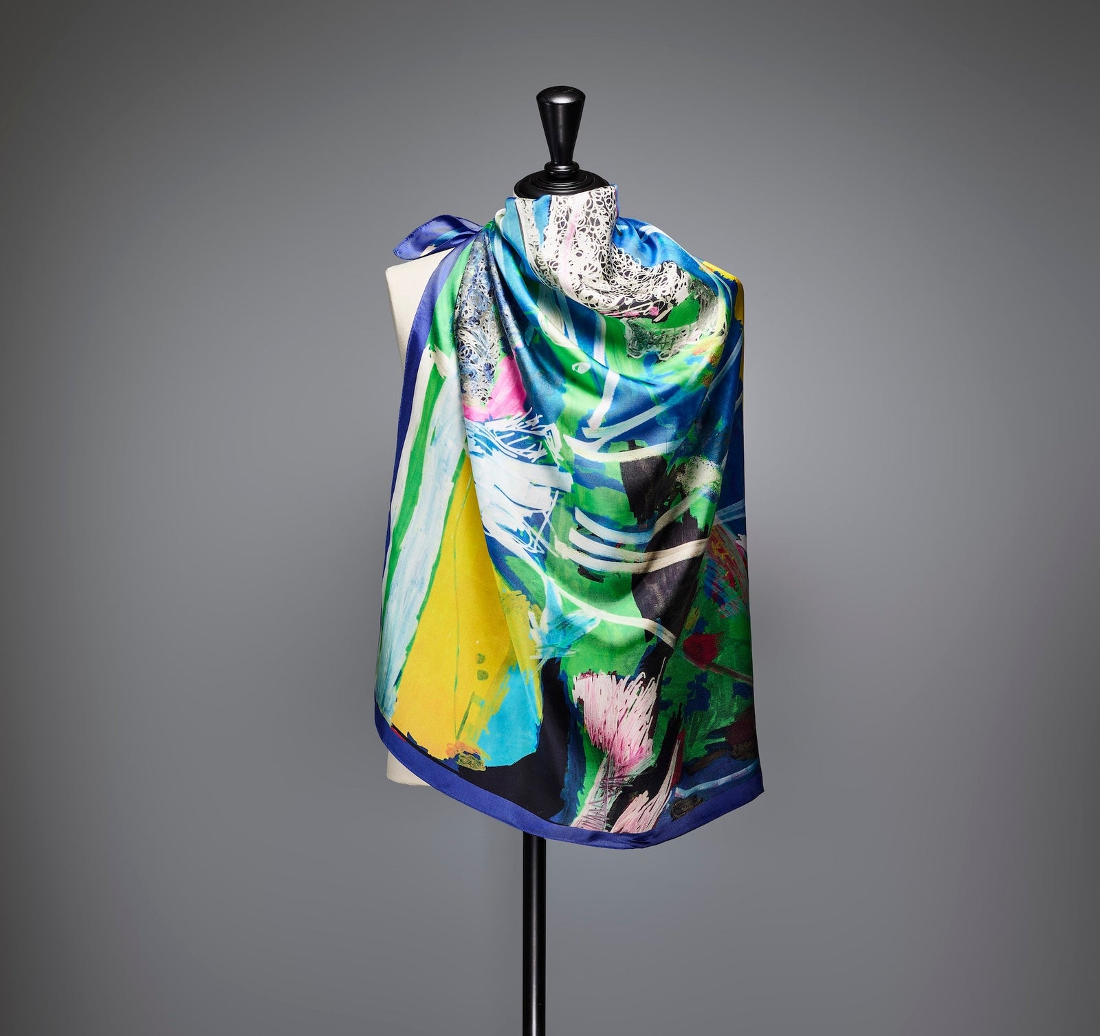 ヘラルボニー　シルクスカーフ　新品未使用 予約商品｜12月上旬お届け】シルクスカーフ「おばけ」 – HERALBONY