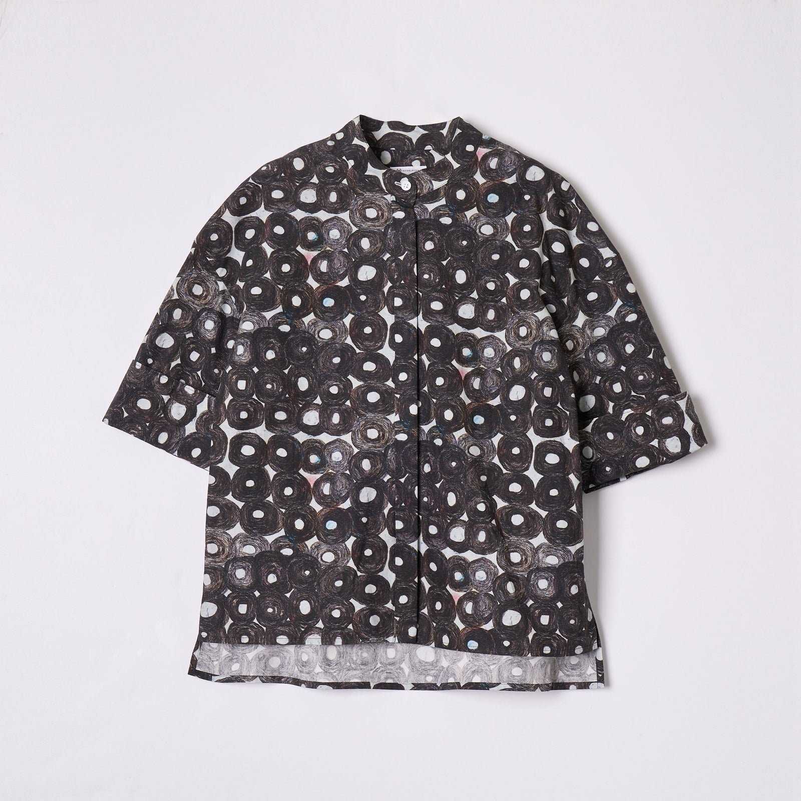 ノーカラーシャツ「（無題）（丸）」 – HERALBONY