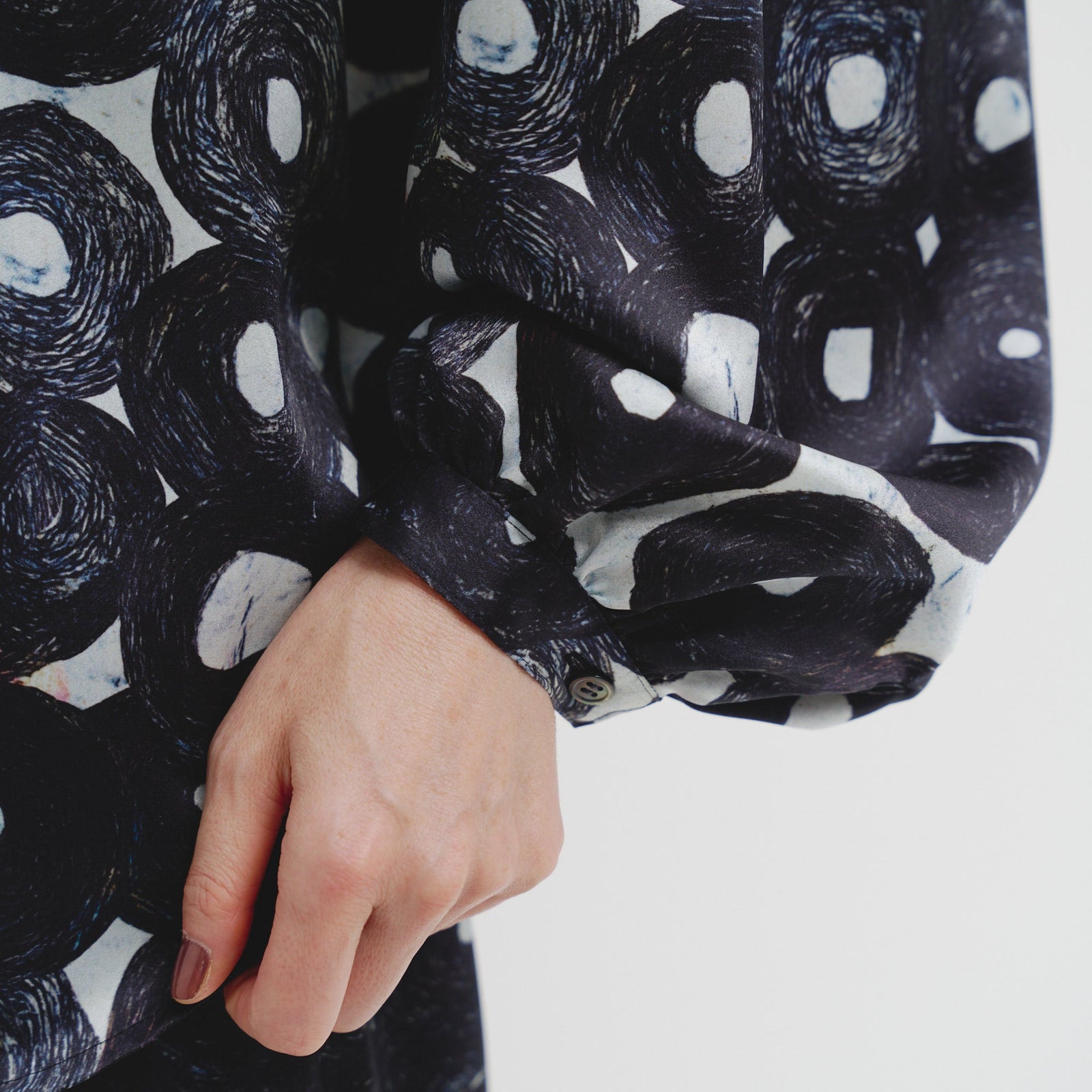 サテンボウタイブラウス「（無題）（丸）」 – HERALBONY