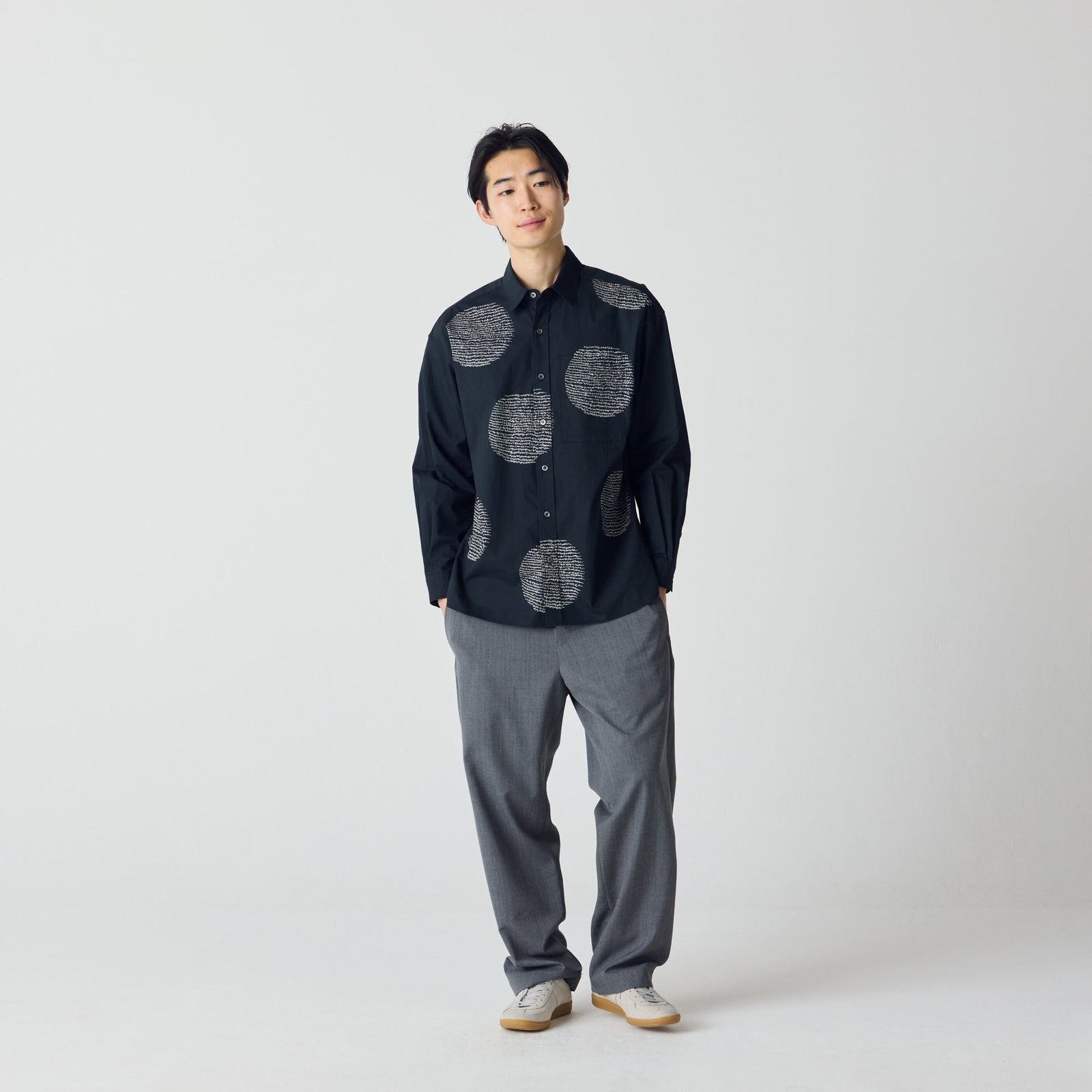 HERALBONY ヘラルボニー marina-moji003 レギュラーカラーシャツ「marina-moji003」 – HERALBONY