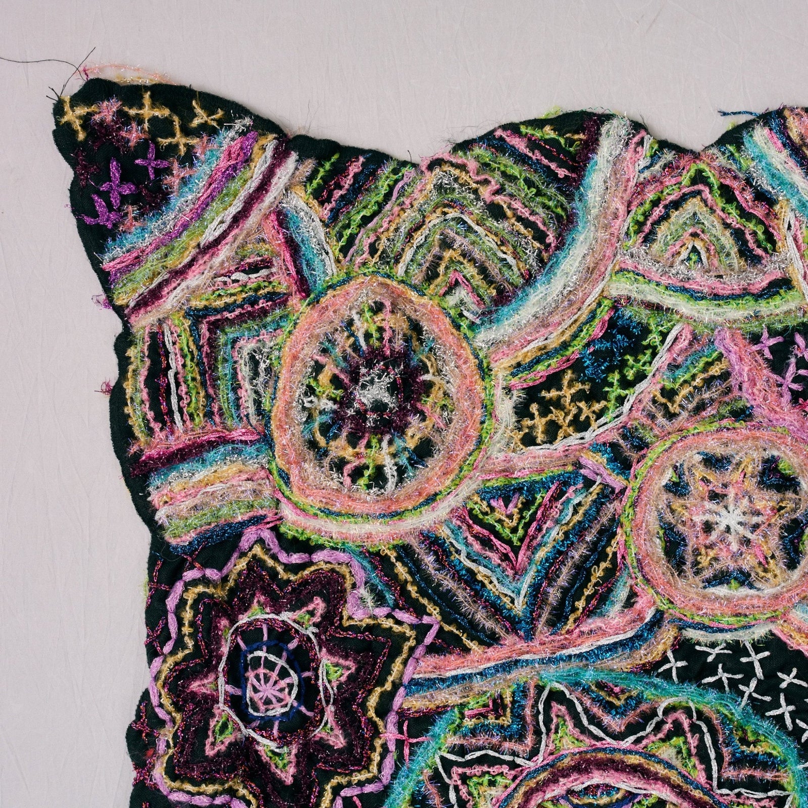 ピカピカの刺繍 no.1」立体作品 – HERALBONY