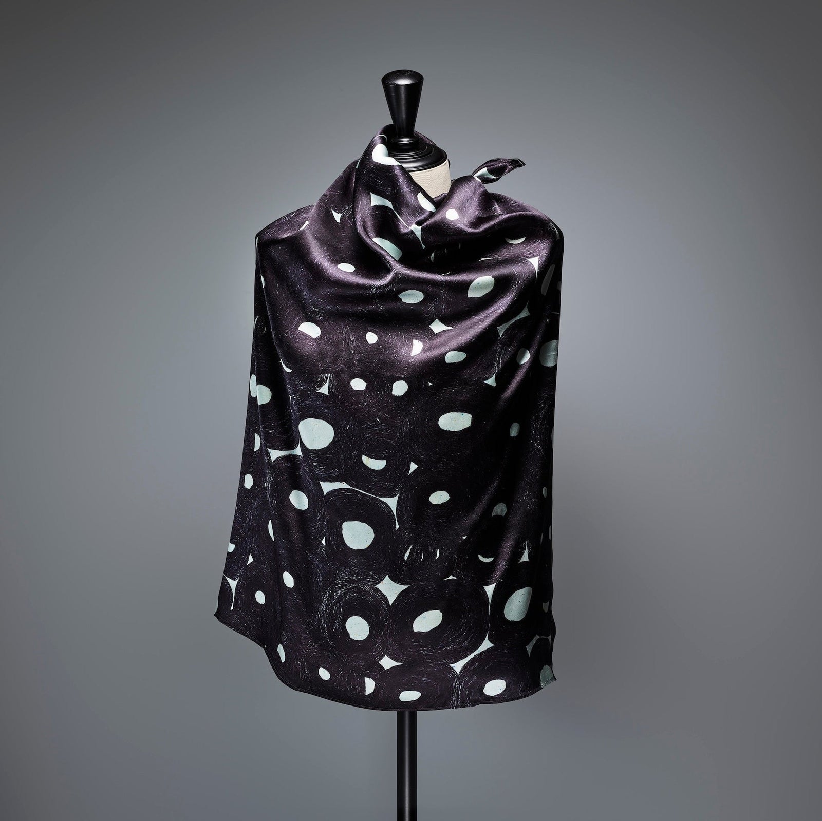 シルクサテンスカーフ「（無題）（丸）」（Paris Edition） – HERALBONY